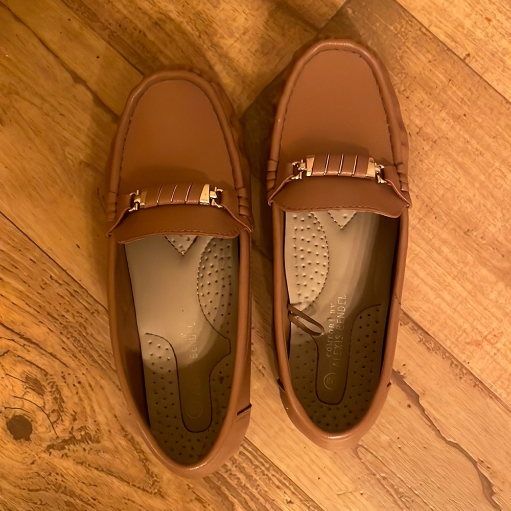 Comfort by Alexis Bendel- Tan with gold detail- 8.5 W